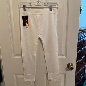 No boundaries white leggings. Size medium 7–9.